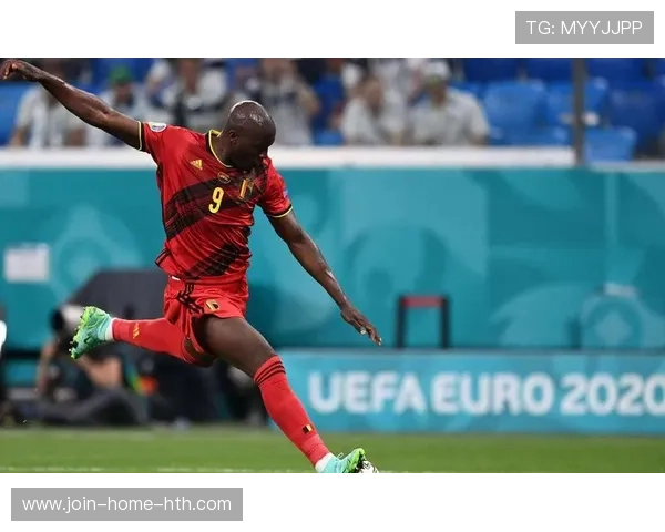 卢卡库硬扛中路后送出爆射，比利时再度掌控节奏