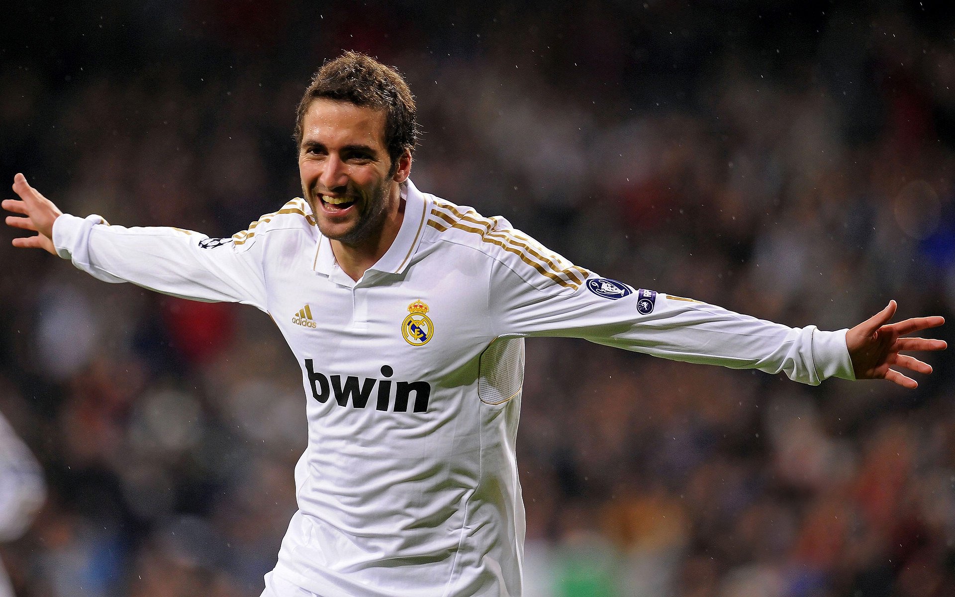 欧冠比赛分析成为球迷热议话题